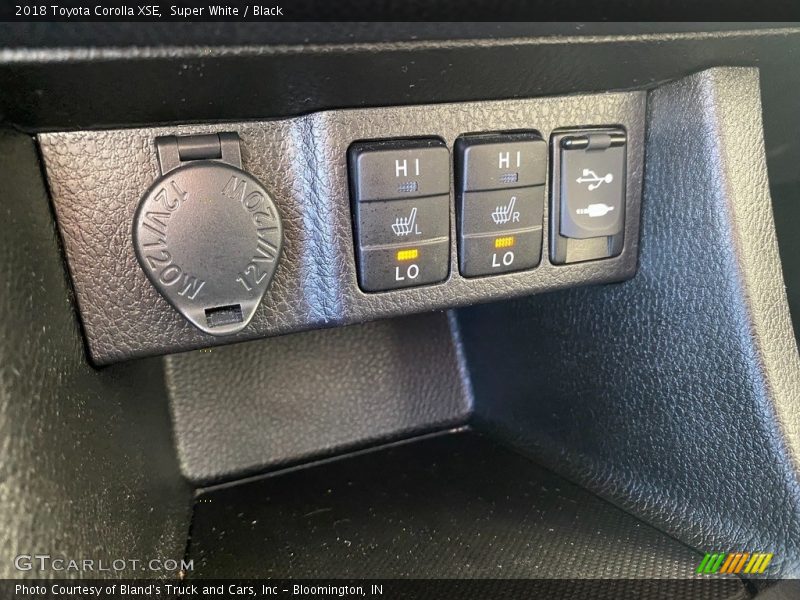 Super White / Black 2018 Toyota Corolla XSE