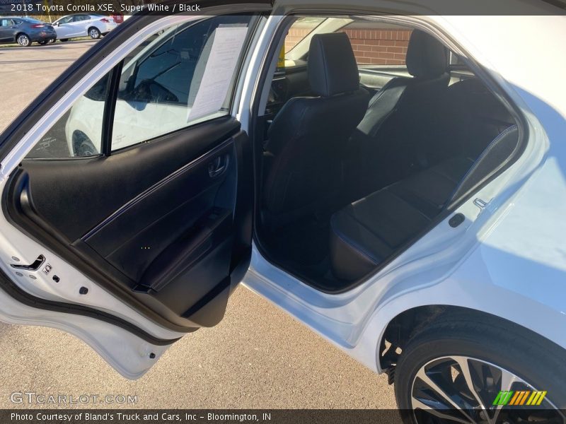 Super White / Black 2018 Toyota Corolla XSE