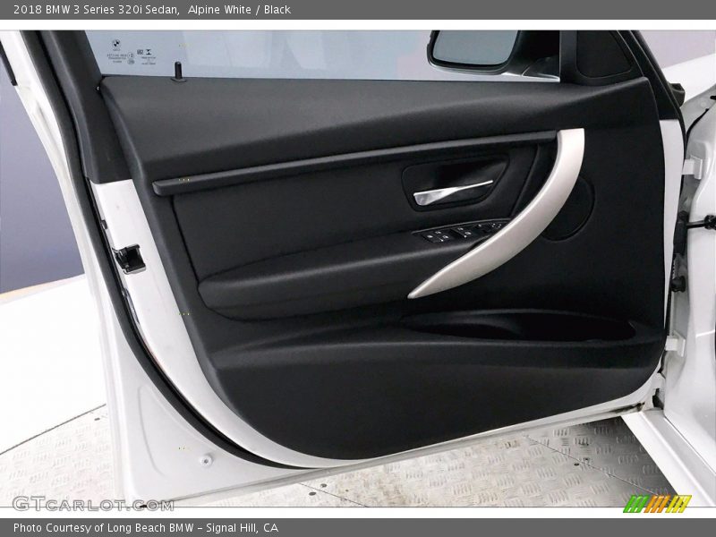 Alpine White / Black 2018 BMW 3 Series 320i Sedan