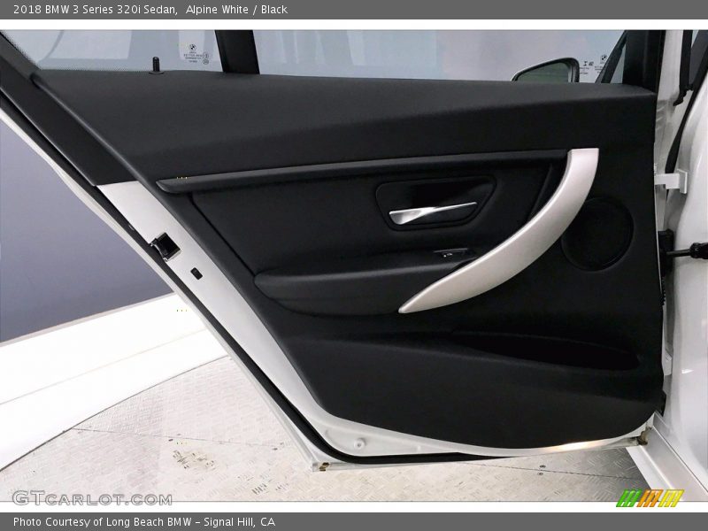 Alpine White / Black 2018 BMW 3 Series 320i Sedan