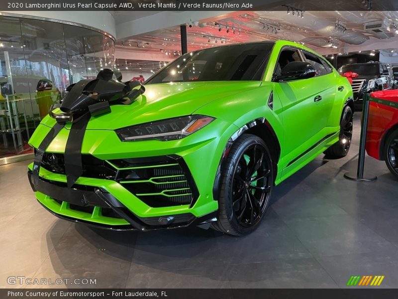 Front 3/4 View of 2020 Urus Pearl Capsule AWD