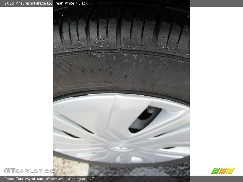 Pearl White / Black 2019 Mitsubishi Mirage ES