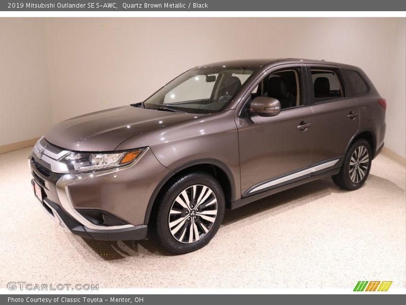 Front 3/4 View of 2019 Outlander SE S-AWC