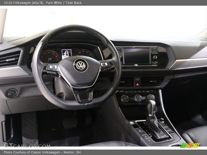 Pure White / Titan Black 2019 Volkswagen Jetta SE