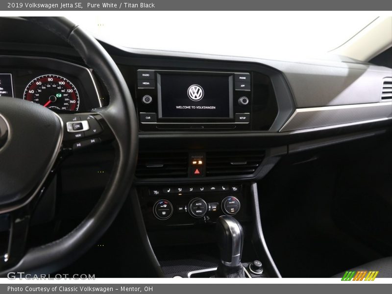 Pure White / Titan Black 2019 Volkswagen Jetta SE
