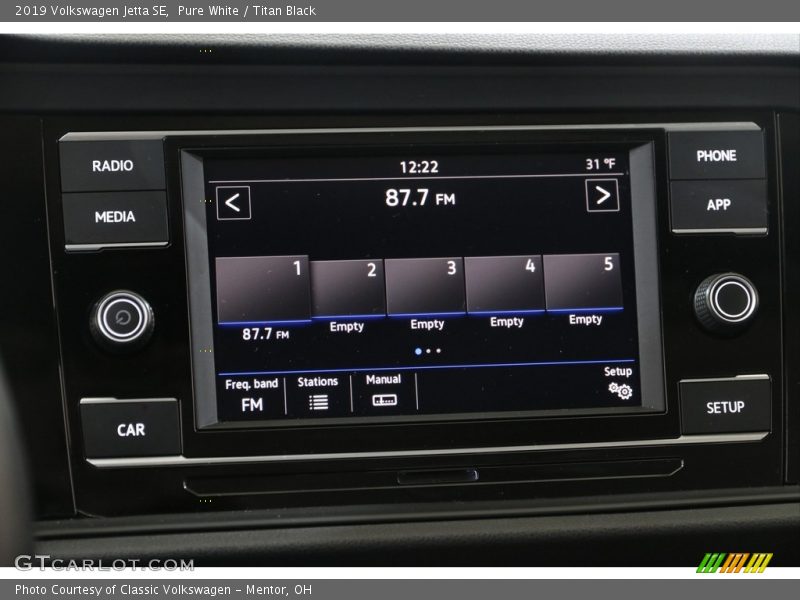 Pure White / Titan Black 2019 Volkswagen Jetta SE