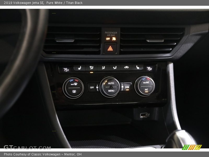 Pure White / Titan Black 2019 Volkswagen Jetta SE