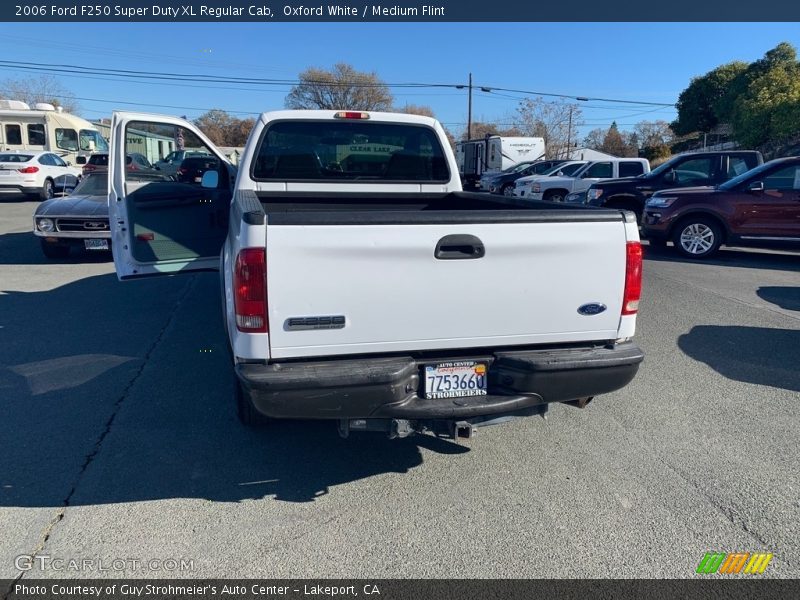 Oxford White / Medium Flint 2006 Ford F250 Super Duty XL Regular Cab