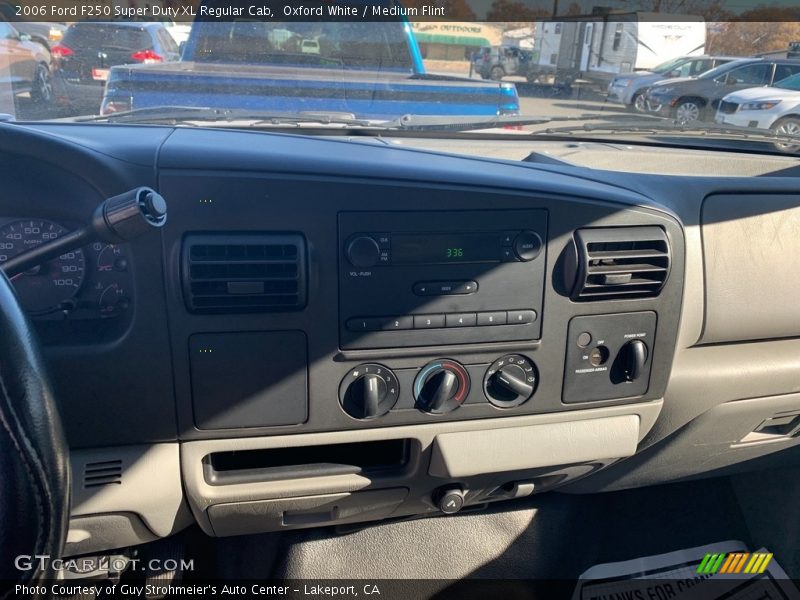 Oxford White / Medium Flint 2006 Ford F250 Super Duty XL Regular Cab