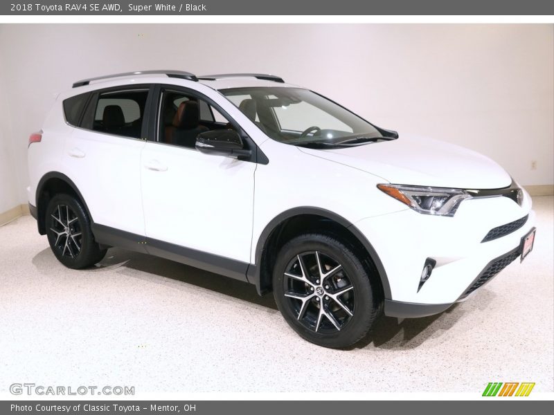 Super White / Black 2018 Toyota RAV4 SE AWD