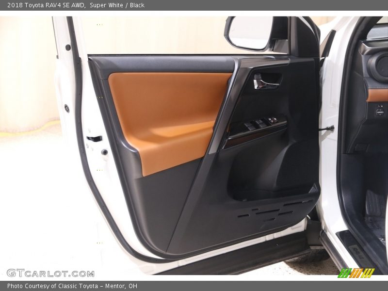 Super White / Black 2018 Toyota RAV4 SE AWD