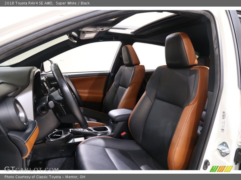 Super White / Black 2018 Toyota RAV4 SE AWD