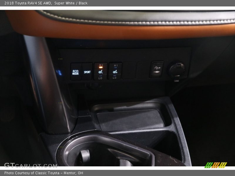 Super White / Black 2018 Toyota RAV4 SE AWD