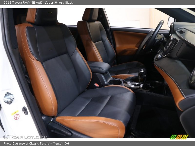 Super White / Black 2018 Toyota RAV4 SE AWD