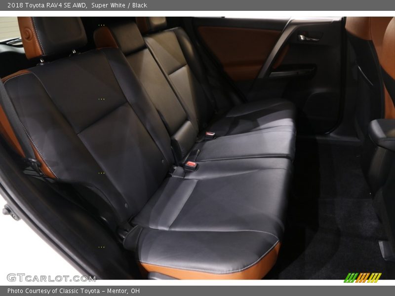 Super White / Black 2018 Toyota RAV4 SE AWD