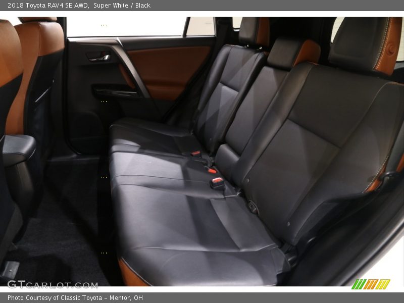 Super White / Black 2018 Toyota RAV4 SE AWD