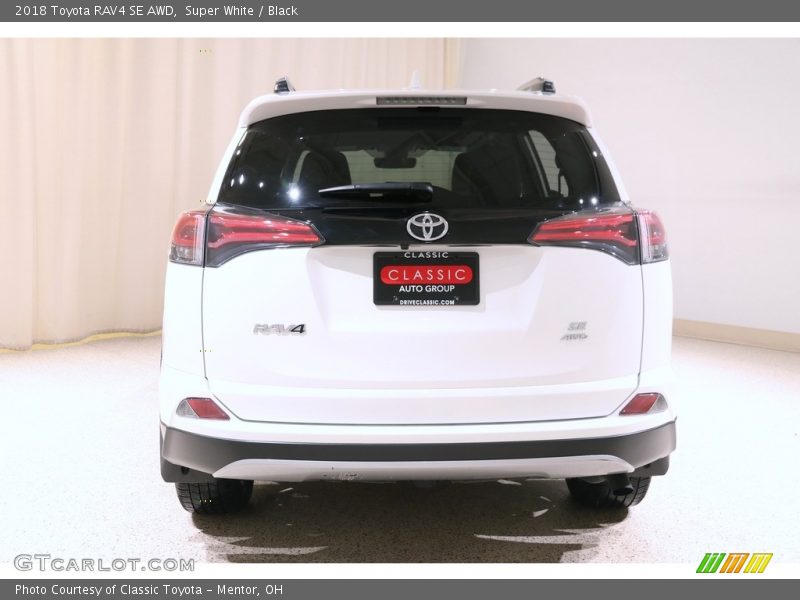 Super White / Black 2018 Toyota RAV4 SE AWD