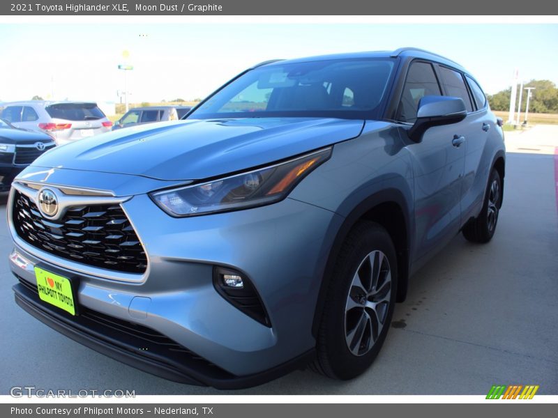 Moon Dust / Graphite 2021 Toyota Highlander XLE