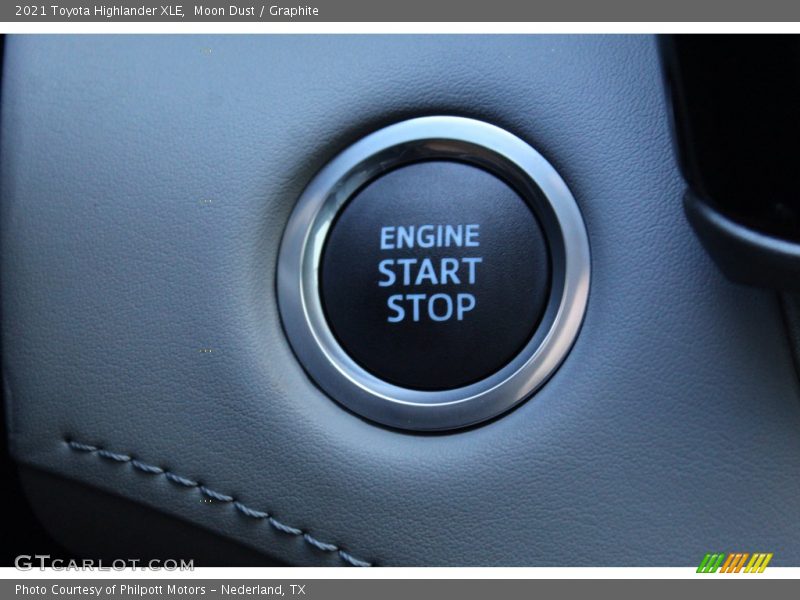 Moon Dust / Graphite 2021 Toyota Highlander XLE