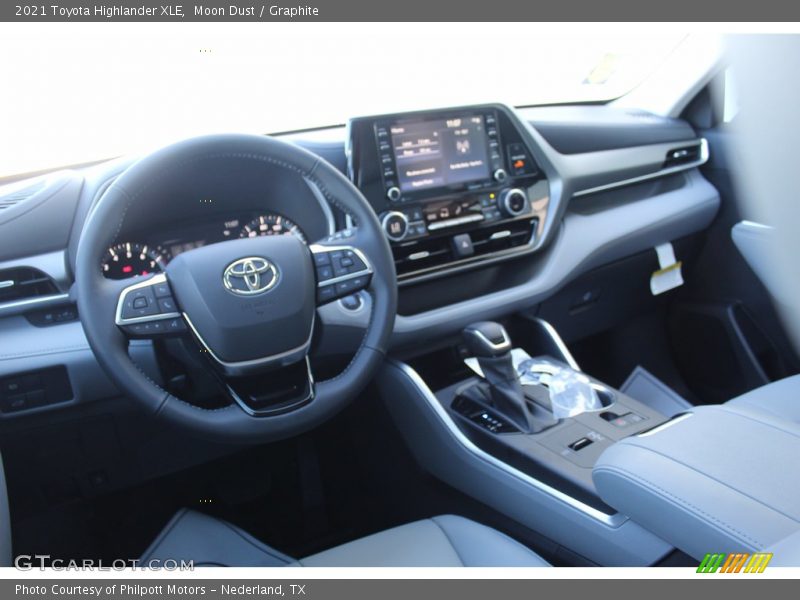 Moon Dust / Graphite 2021 Toyota Highlander XLE
