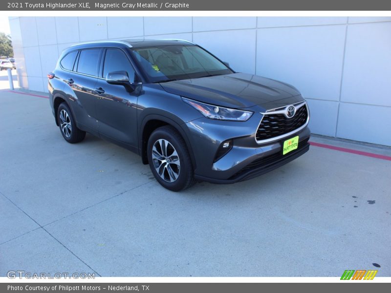 Magnetic Gray Metallic / Graphite 2021 Toyota Highlander XLE