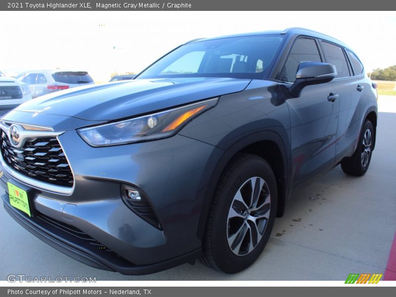 Magnetic Gray Metallic / Graphite 2021 Toyota Highlander XLE