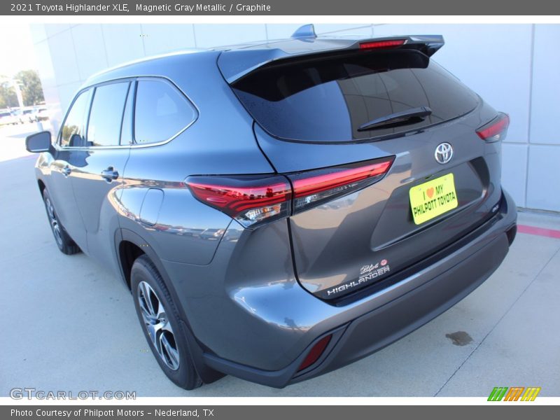 Magnetic Gray Metallic / Graphite 2021 Toyota Highlander XLE