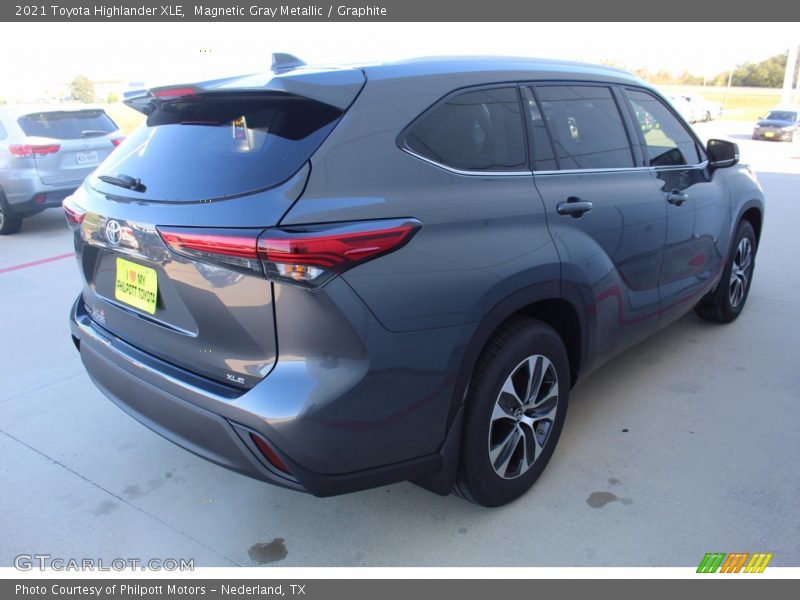 Magnetic Gray Metallic / Graphite 2021 Toyota Highlander XLE