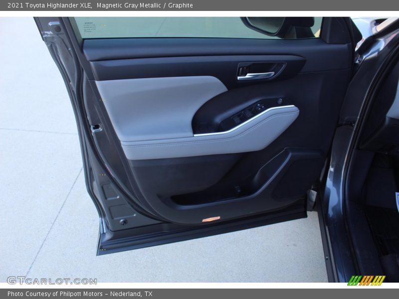 Magnetic Gray Metallic / Graphite 2021 Toyota Highlander XLE