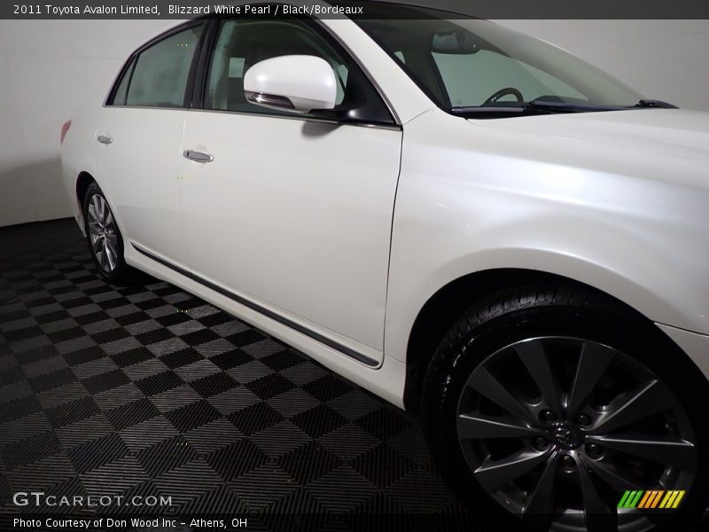 Blizzard White Pearl / Black/Bordeaux 2011 Toyota Avalon Limited