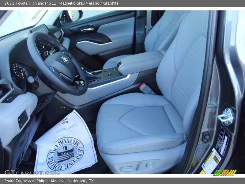 Magnetic Gray Metallic / Graphite 2021 Toyota Highlander XLE