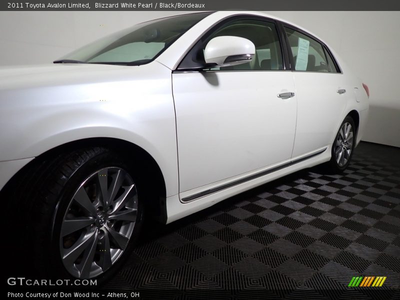 Blizzard White Pearl / Black/Bordeaux 2011 Toyota Avalon Limited