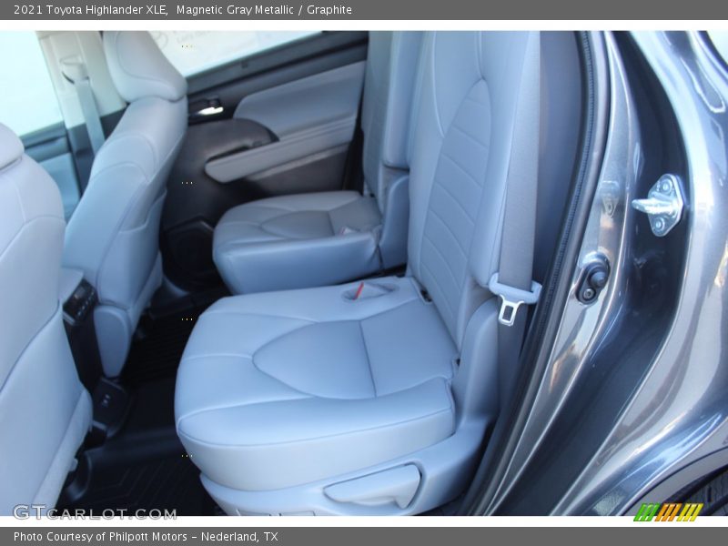 Magnetic Gray Metallic / Graphite 2021 Toyota Highlander XLE