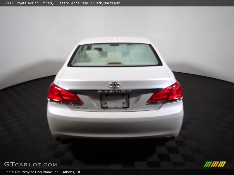 Blizzard White Pearl / Black/Bordeaux 2011 Toyota Avalon Limited
