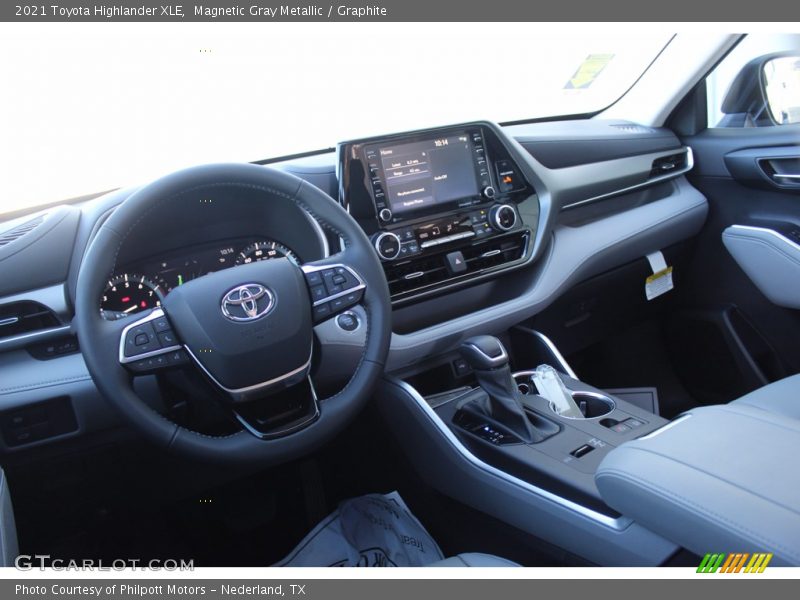 Magnetic Gray Metallic / Graphite 2021 Toyota Highlander XLE