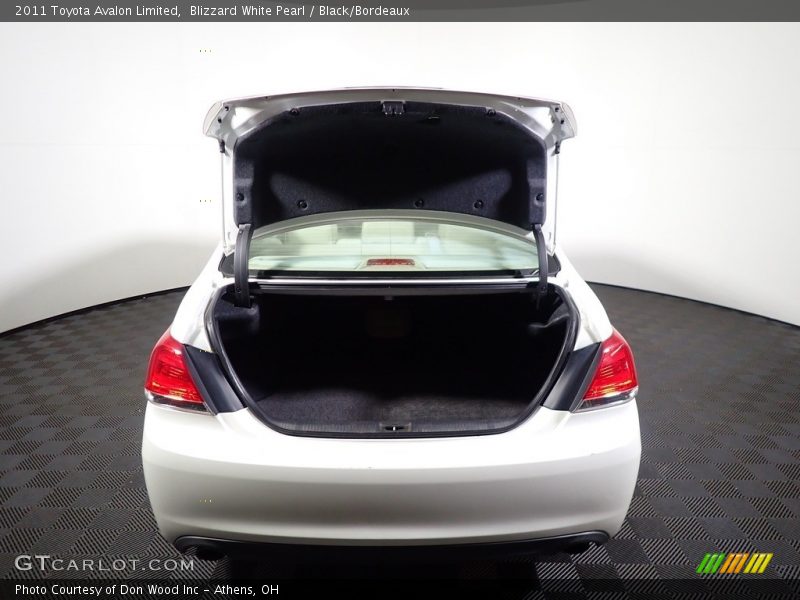Blizzard White Pearl / Black/Bordeaux 2011 Toyota Avalon Limited