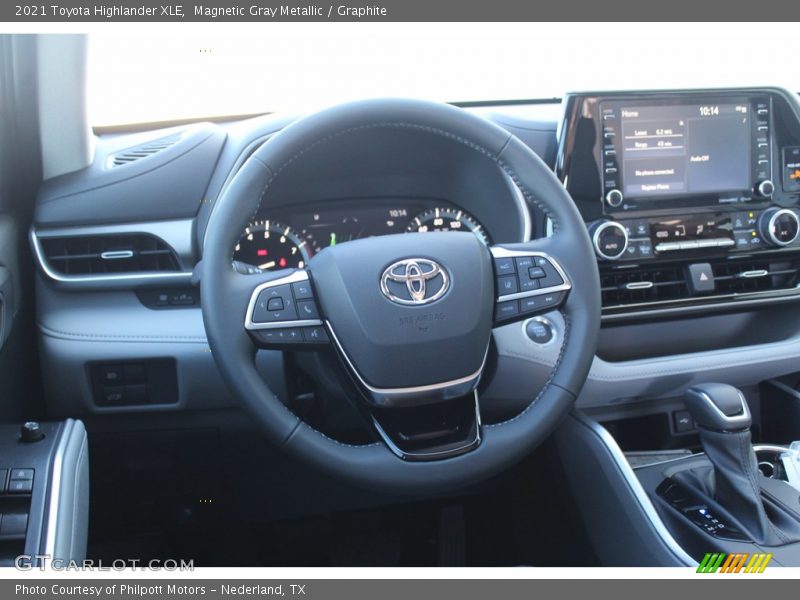 Magnetic Gray Metallic / Graphite 2021 Toyota Highlander XLE