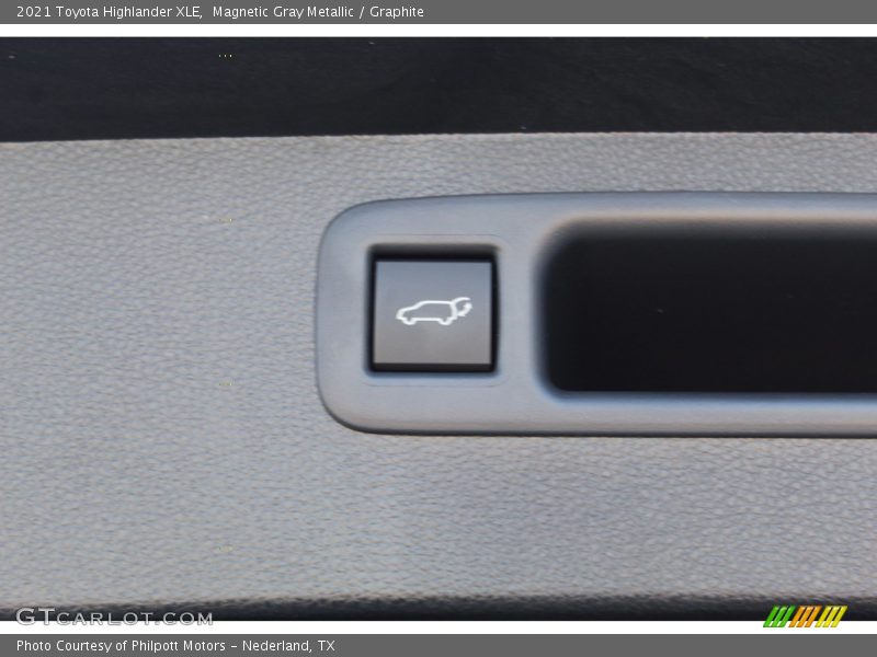 Magnetic Gray Metallic / Graphite 2021 Toyota Highlander XLE