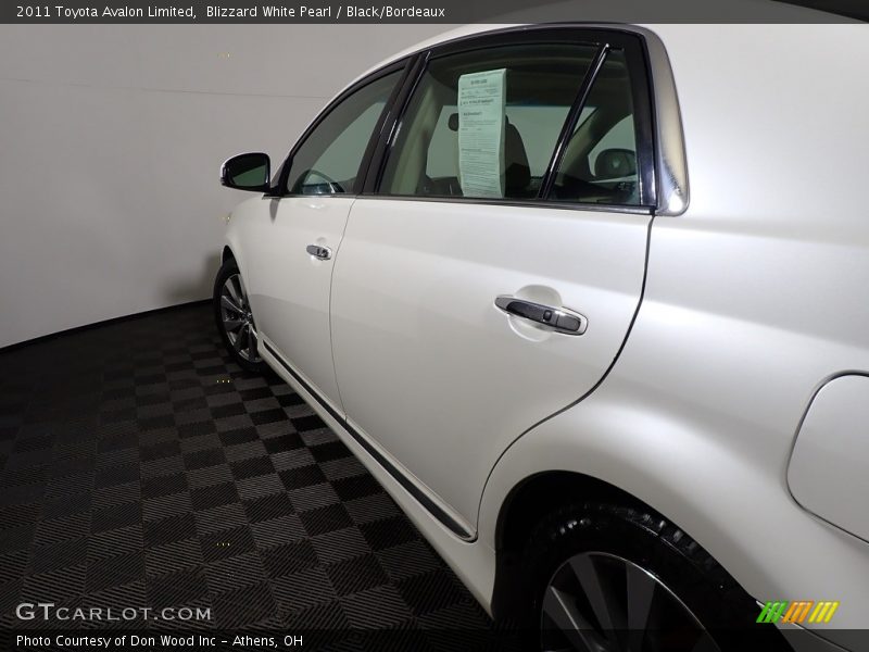 Blizzard White Pearl / Black/Bordeaux 2011 Toyota Avalon Limited