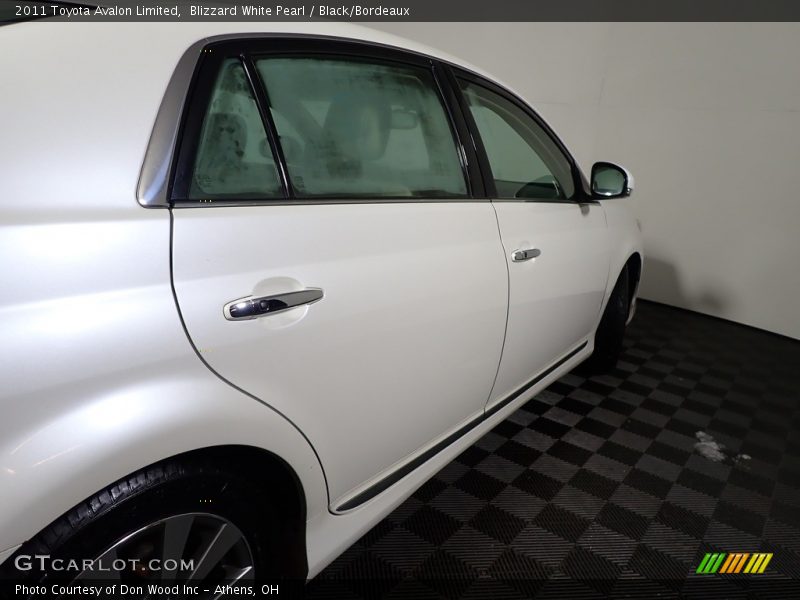 Blizzard White Pearl / Black/Bordeaux 2011 Toyota Avalon Limited