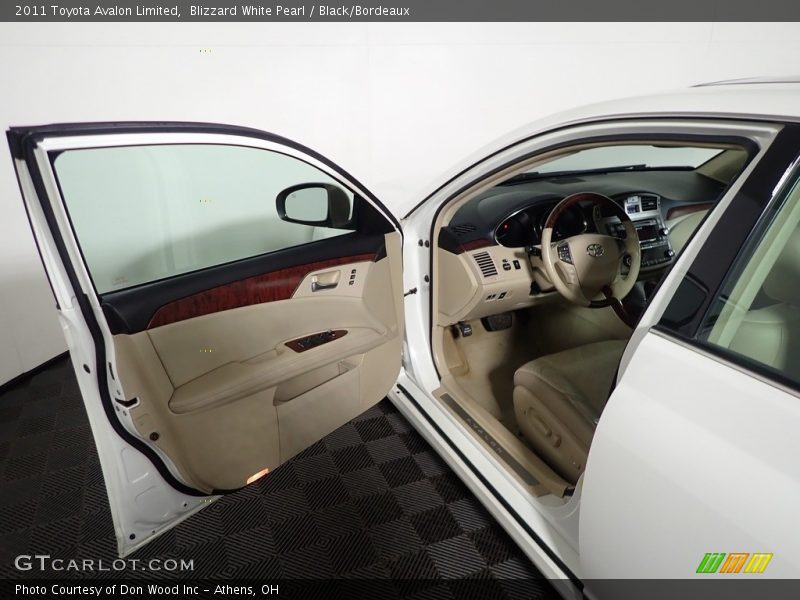 Blizzard White Pearl / Black/Bordeaux 2011 Toyota Avalon Limited