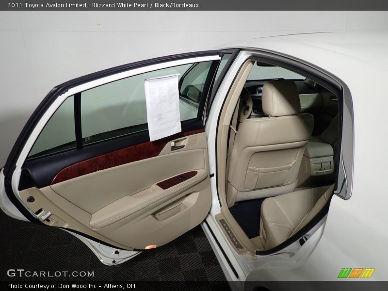 Blizzard White Pearl / Black/Bordeaux 2011 Toyota Avalon Limited