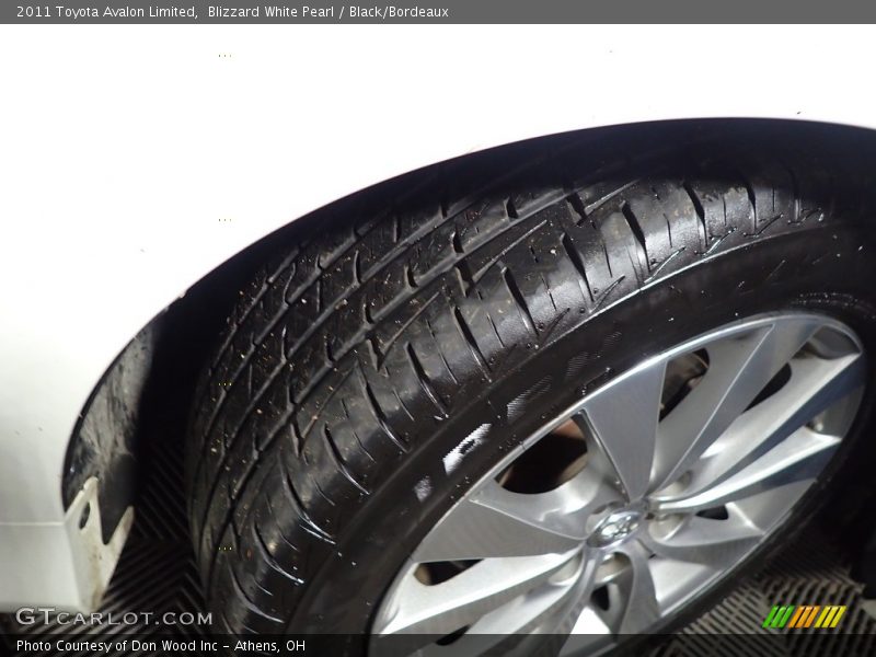 Blizzard White Pearl / Black/Bordeaux 2011 Toyota Avalon Limited