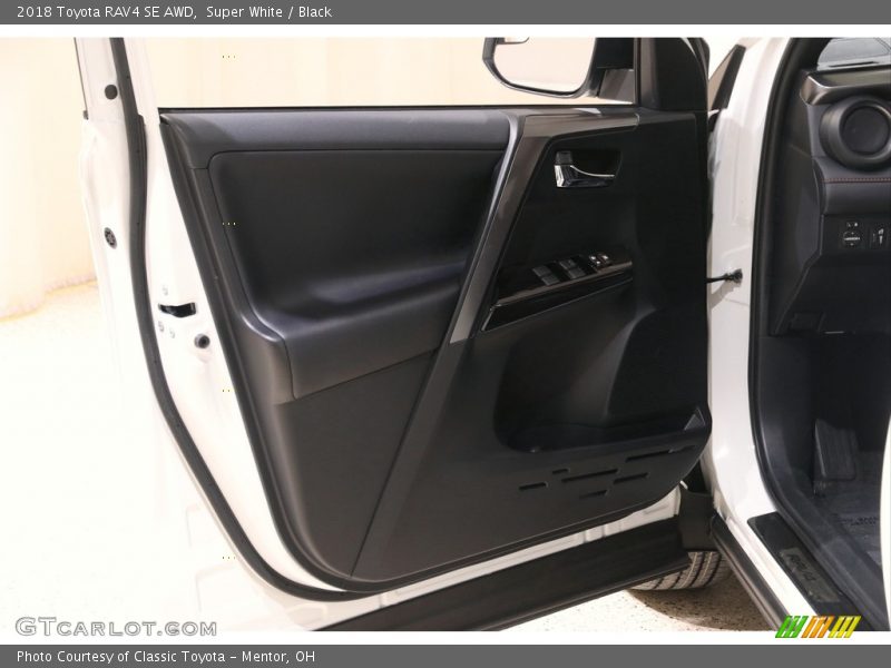 Super White / Black 2018 Toyota RAV4 SE AWD