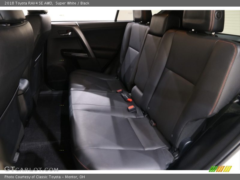Super White / Black 2018 Toyota RAV4 SE AWD