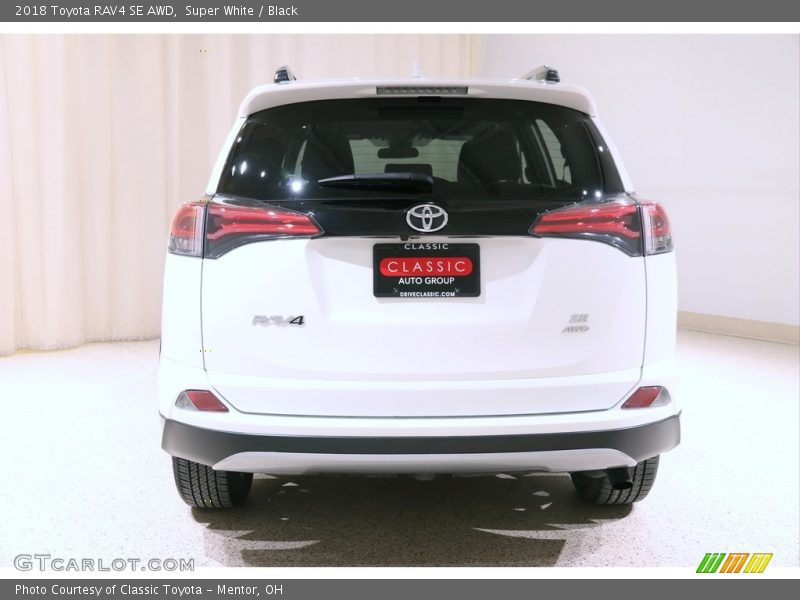 Super White / Black 2018 Toyota RAV4 SE AWD