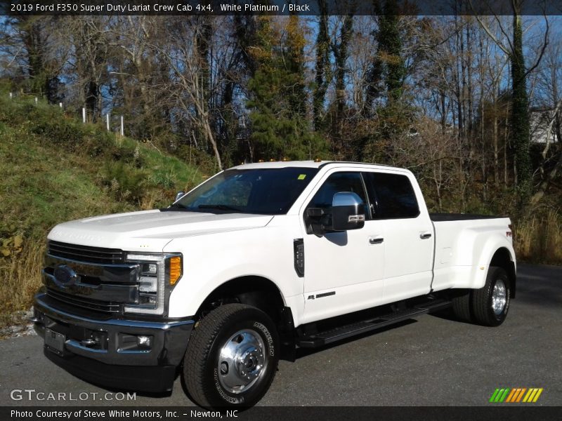 Front 3/4 View of 2019 F350 Super Duty Lariat Crew Cab 4x4