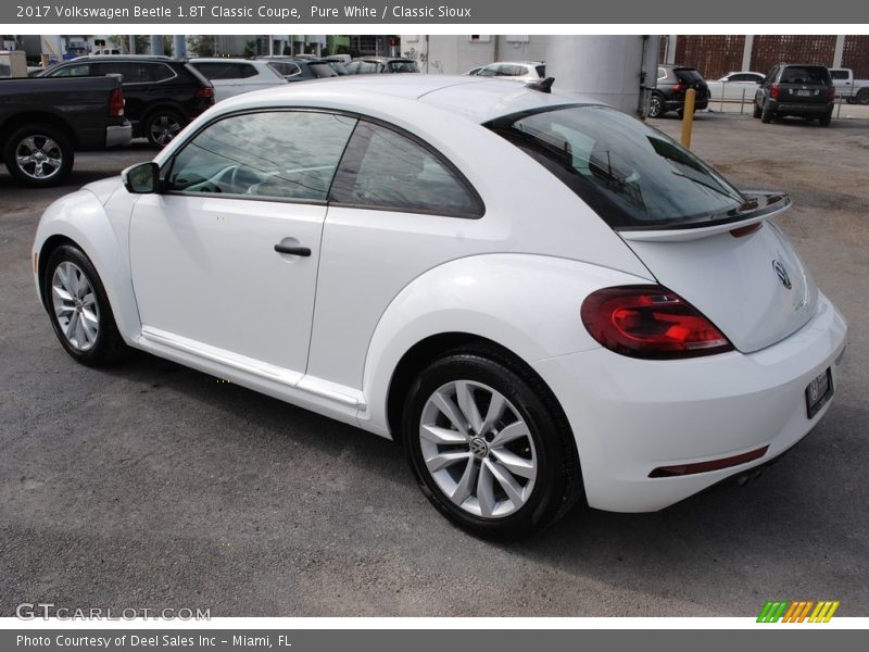 Pure White / Classic Sioux 2017 Volkswagen Beetle 1.8T Classic Coupe