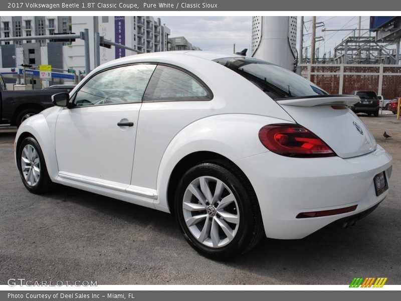 Pure White / Classic Sioux 2017 Volkswagen Beetle 1.8T Classic Coupe