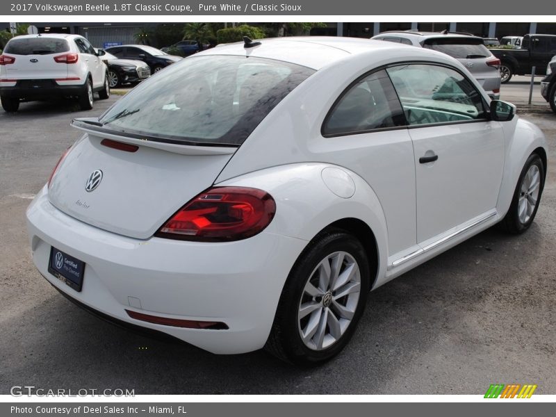 Pure White / Classic Sioux 2017 Volkswagen Beetle 1.8T Classic Coupe